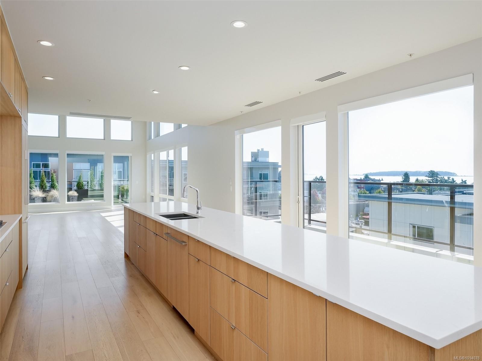 603-2461 Sidney Ave, Sidney, BC - Indoor Photo Showing Kitchen