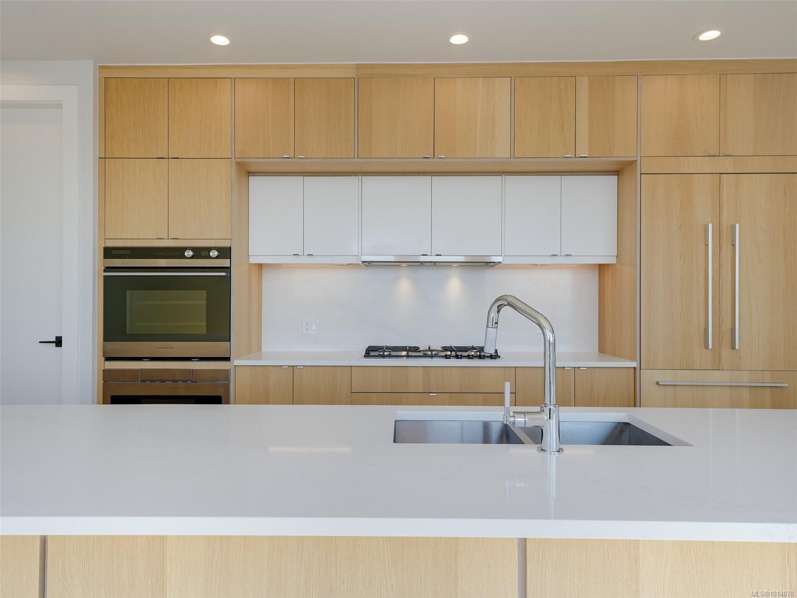 603-2461 Sidney Ave, Sidney, BC - Indoor Photo Showing Kitchen With Double Sink