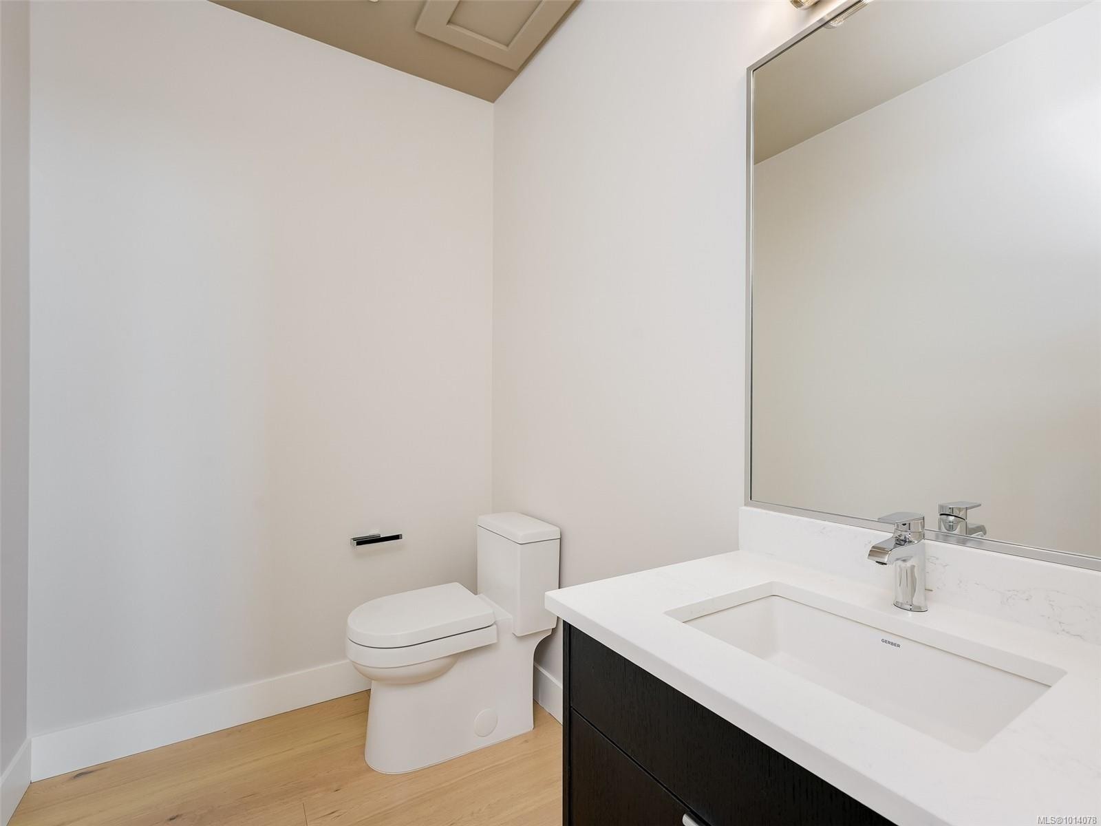 603-2461 Sidney Ave, Sidney, BC - Indoor Photo Showing Bathroom