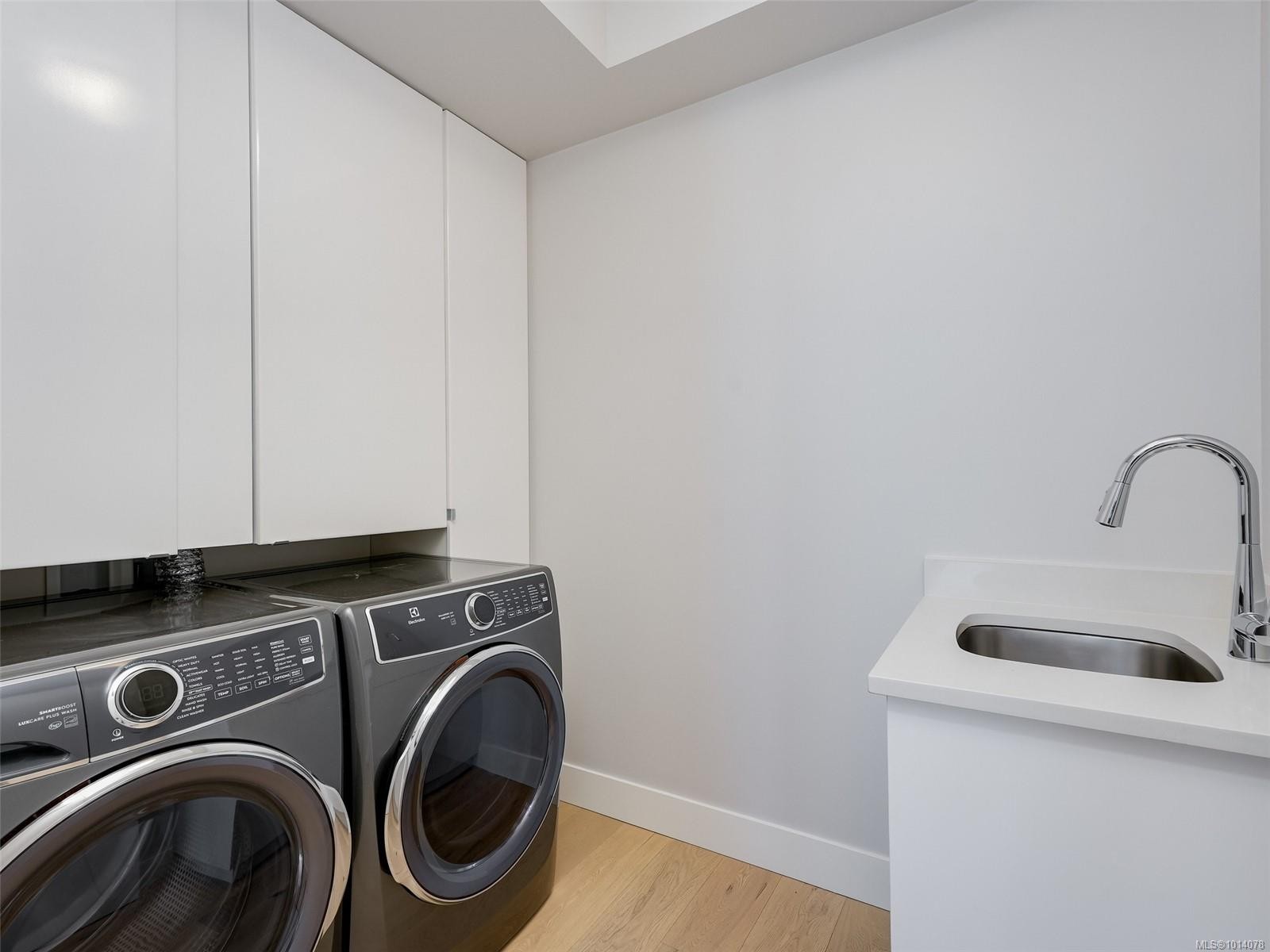 603-2461 Sidney Ave, Sidney, BC - Indoor Photo Showing Laundry Room