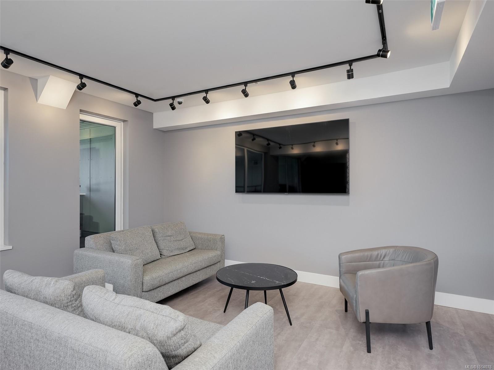 603-2461 Sidney Ave, Sidney, BC - Indoor Photo Showing Living Room