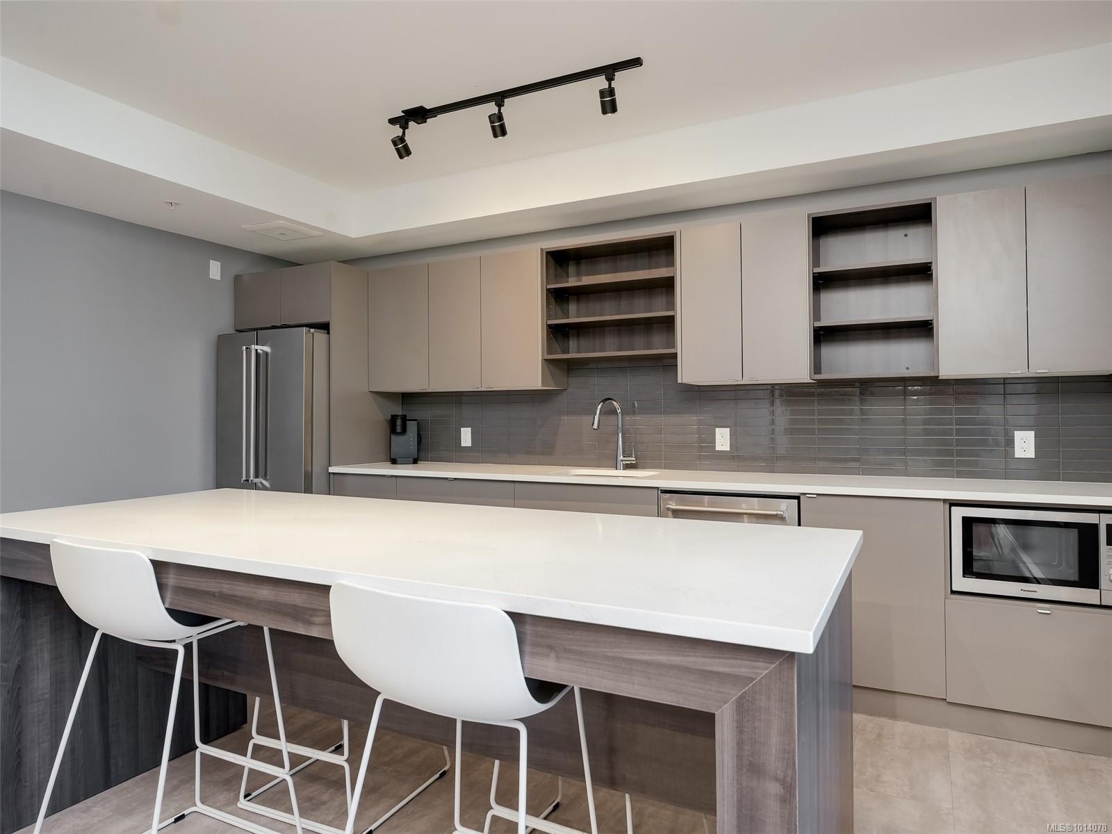 603-2461 Sidney Ave, Sidney, BC - Indoor Photo Showing Kitchen With Upgraded Kitchen