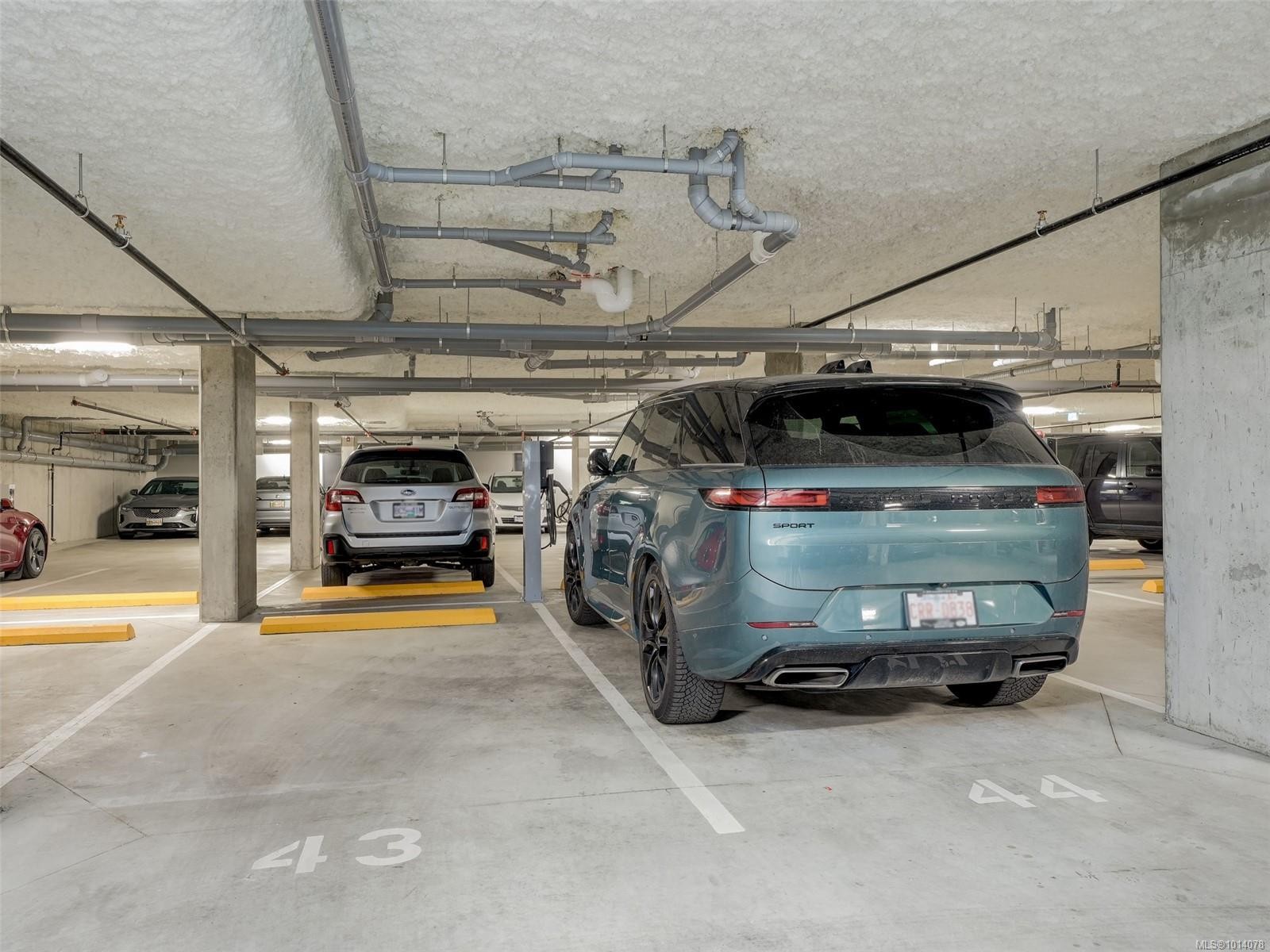 603-2461 Sidney Ave, Sidney, BC - Indoor Photo Showing Garage