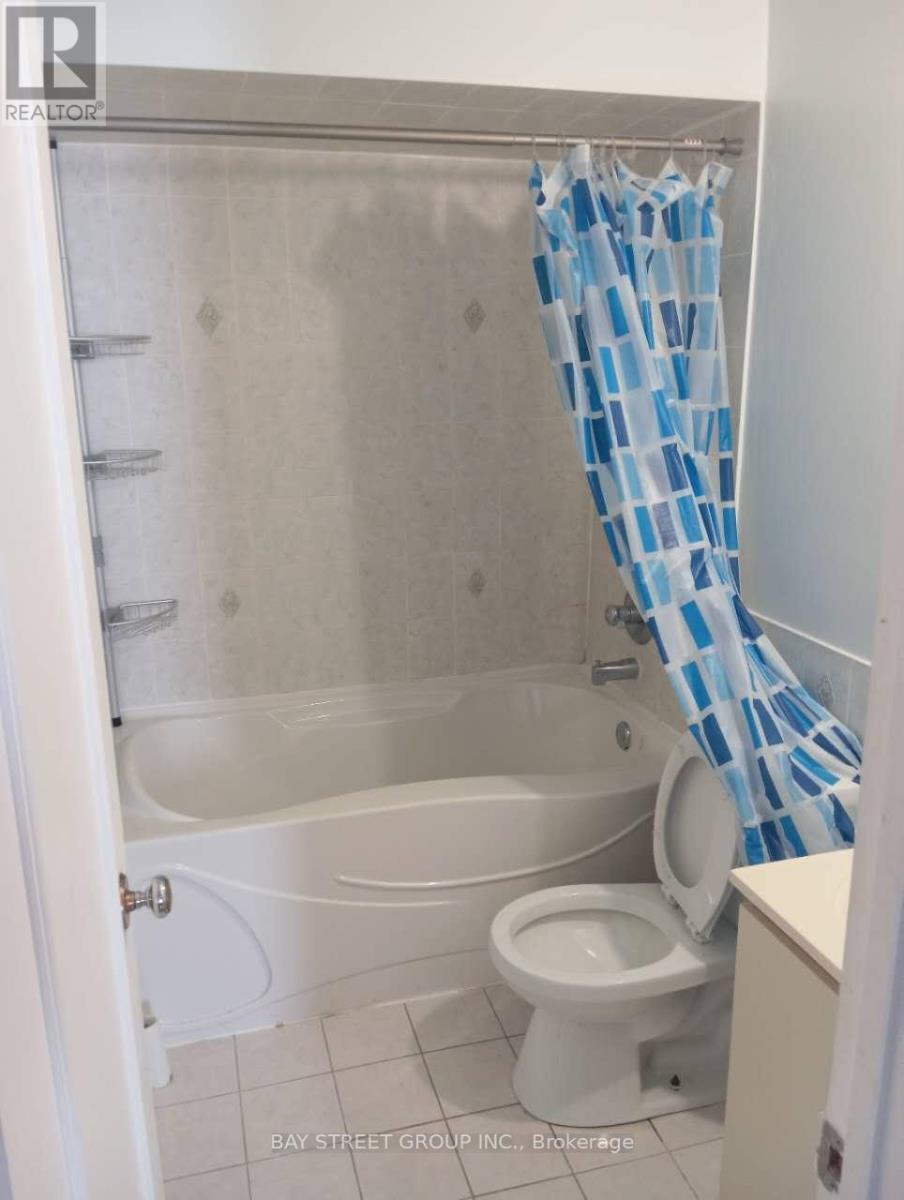 Room 2 - 95 Fawndale Crescent, Toronto, ON - Indoor Photo Showing Bathroom