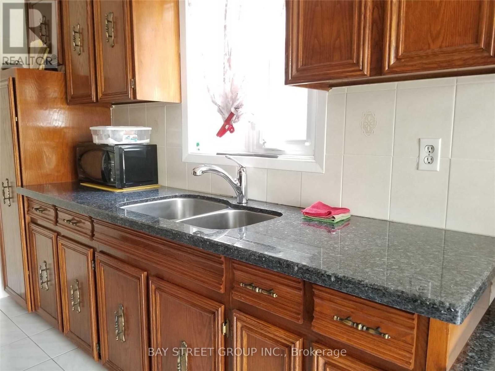 Room 2 - 95 Fawndale Crescent, Toronto, ON - Indoor Photo Showing Kitchen With Double Sink