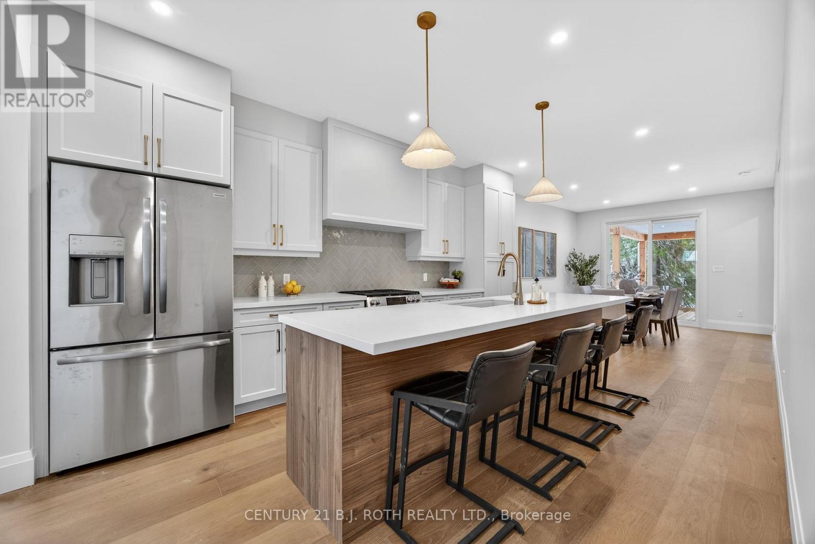 75 Vancouver Street, Barrie, ON - Indoor Photo Showing Kitchen With Upgraded Kitchen