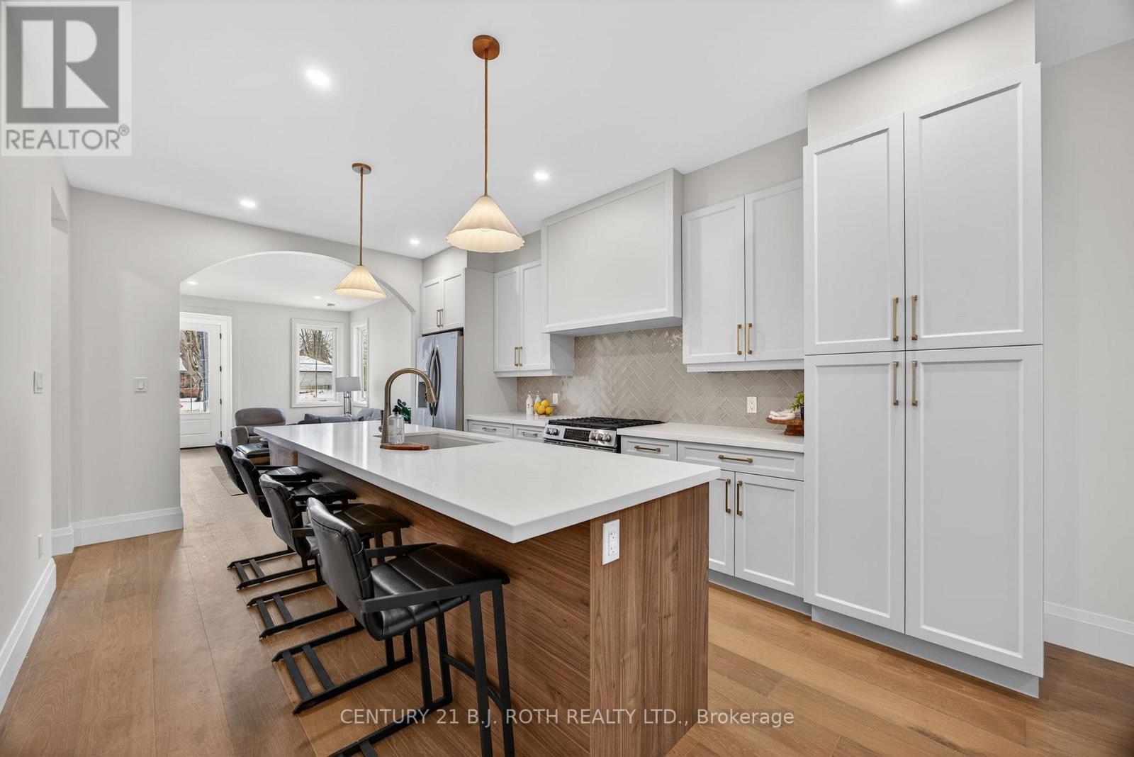 75 Vancouver Street, Barrie, ON - Indoor Photo Showing Kitchen With Upgraded Kitchen