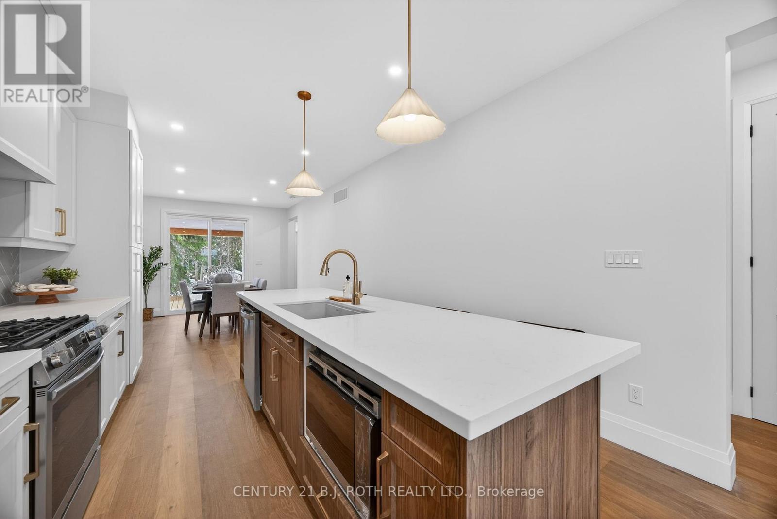 75 Vancouver Street, Barrie, ON - Indoor Photo Showing Kitchen With Upgraded Kitchen