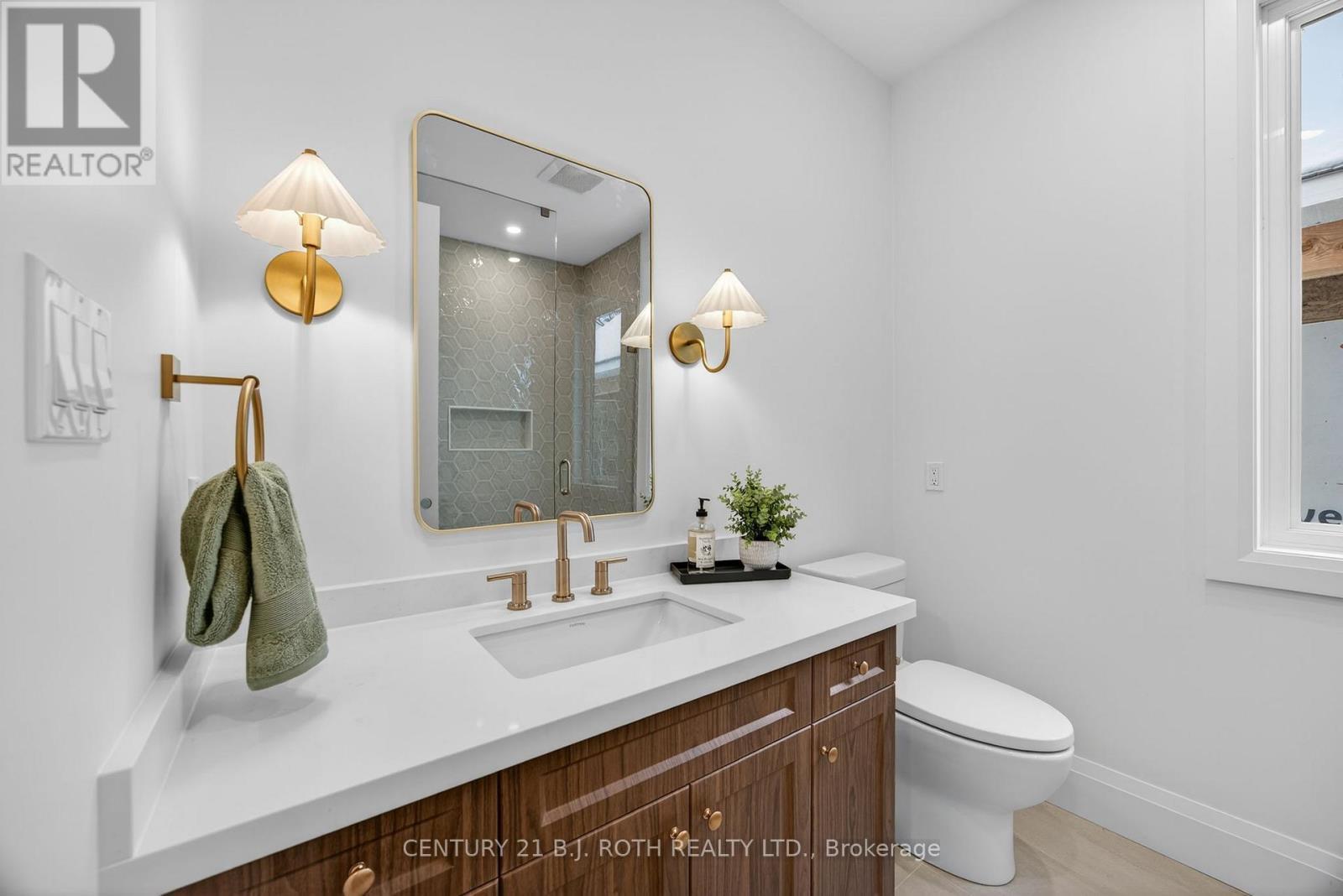 75 Vancouver Street, Barrie, ON - Indoor Photo Showing Bathroom
