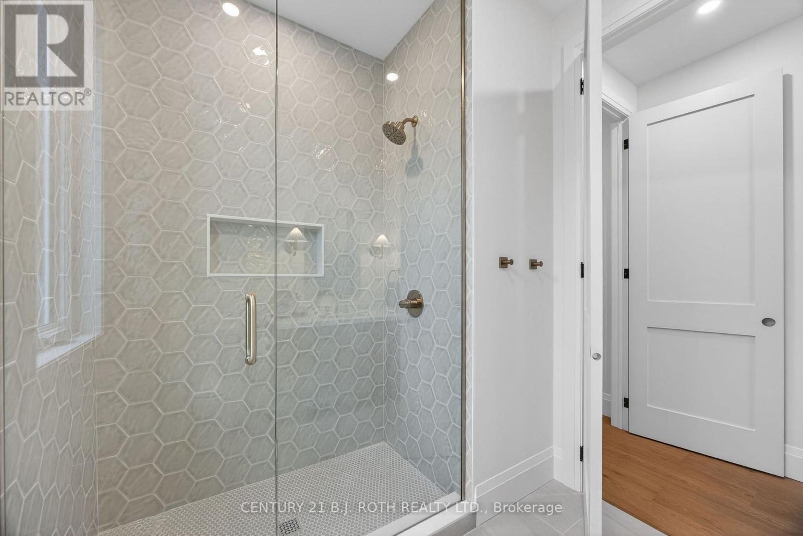 75 Vancouver Street, Barrie, ON - Indoor Photo Showing Bathroom