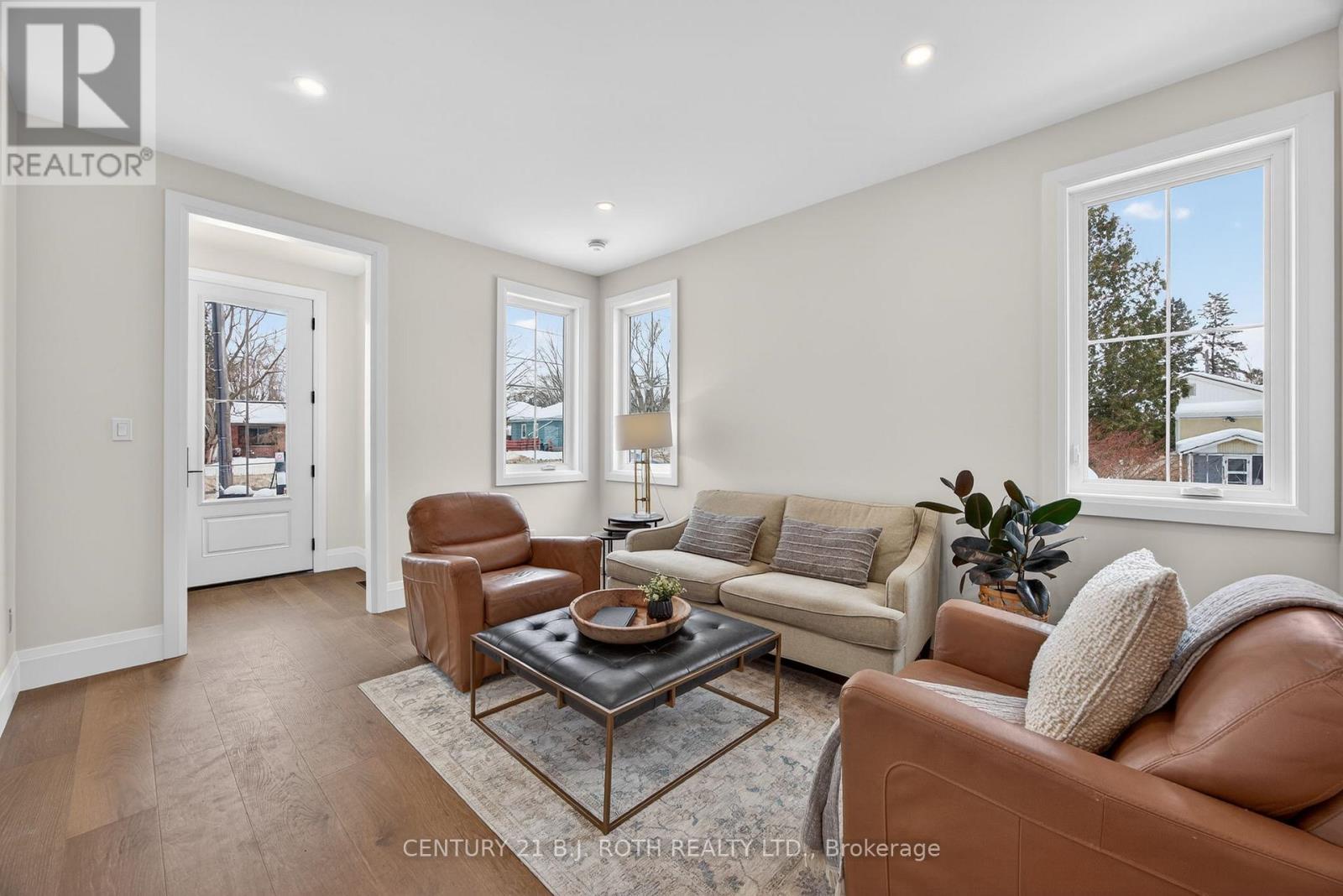 75 Vancouver Street, Barrie, ON - Indoor Photo Showing Living Room