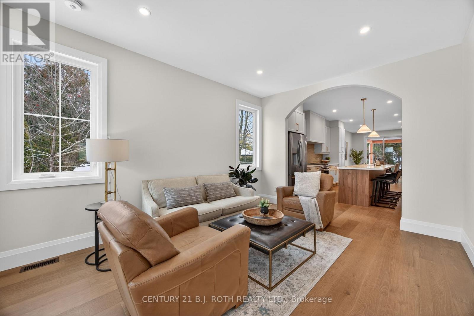 75 Vancouver Street, Barrie, ON - Indoor Photo Showing Living Room