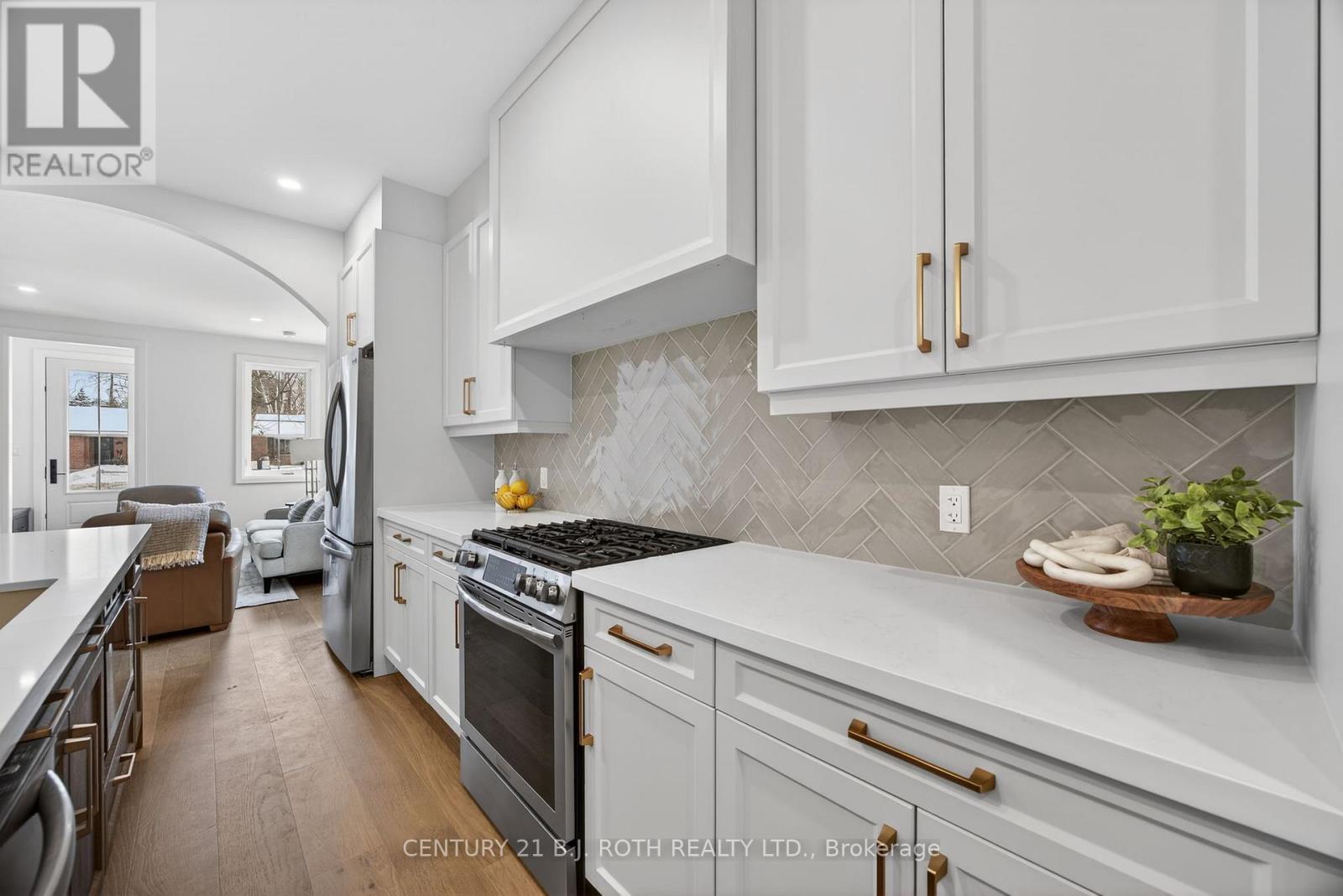 75 Vancouver Street, Barrie, ON - Indoor Photo Showing Kitchen With Upgraded Kitchen