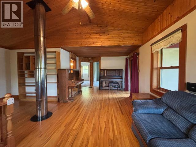 1217 7Th Avenue, Dawson City, YT - Indoor Photo Showing Living Room