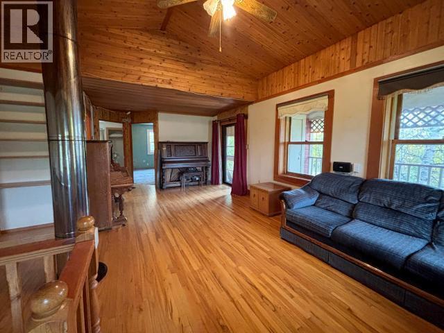 1217 7Th Avenue, Dawson City, YT - Indoor Photo Showing Living Room