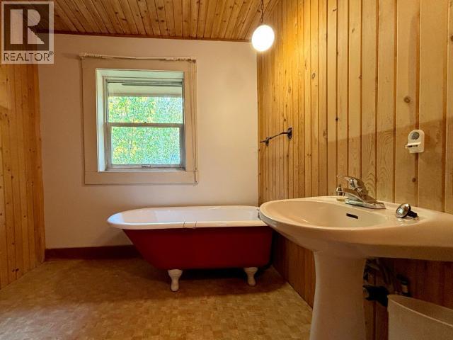 1217 7Th Avenue, Dawson City, YT - Indoor Photo Showing Bathroom