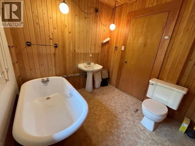 1217 7Th Avenue, Dawson City, YT - Indoor Photo Showing Bathroom
