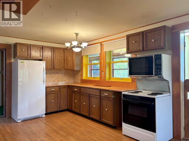 1217 7Th Avenue, Dawson City, YT - Indoor Photo Showing Kitchen