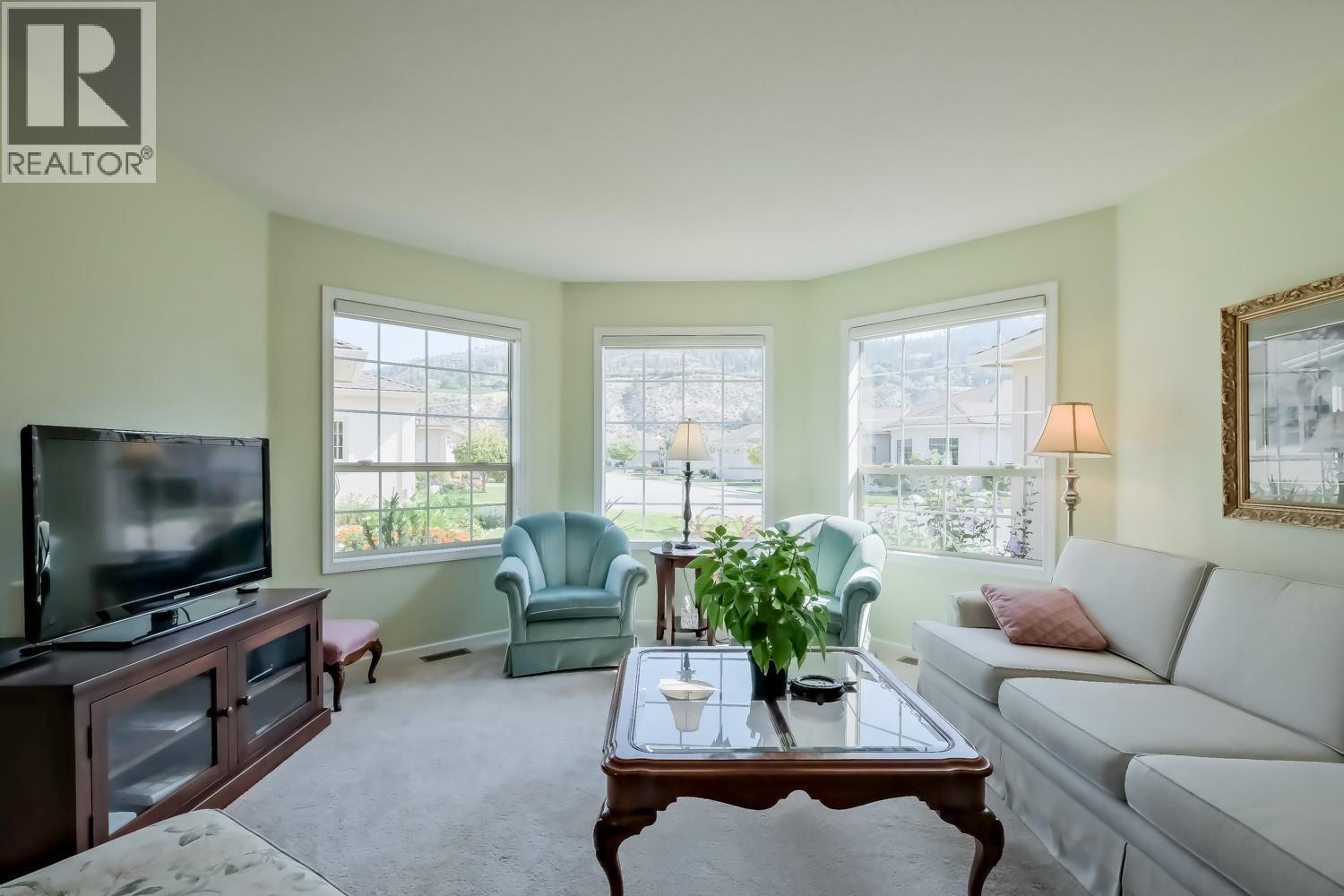 3333 South Main Street Unit# 143, Penticton, BC - Indoor Photo Showing Living Room