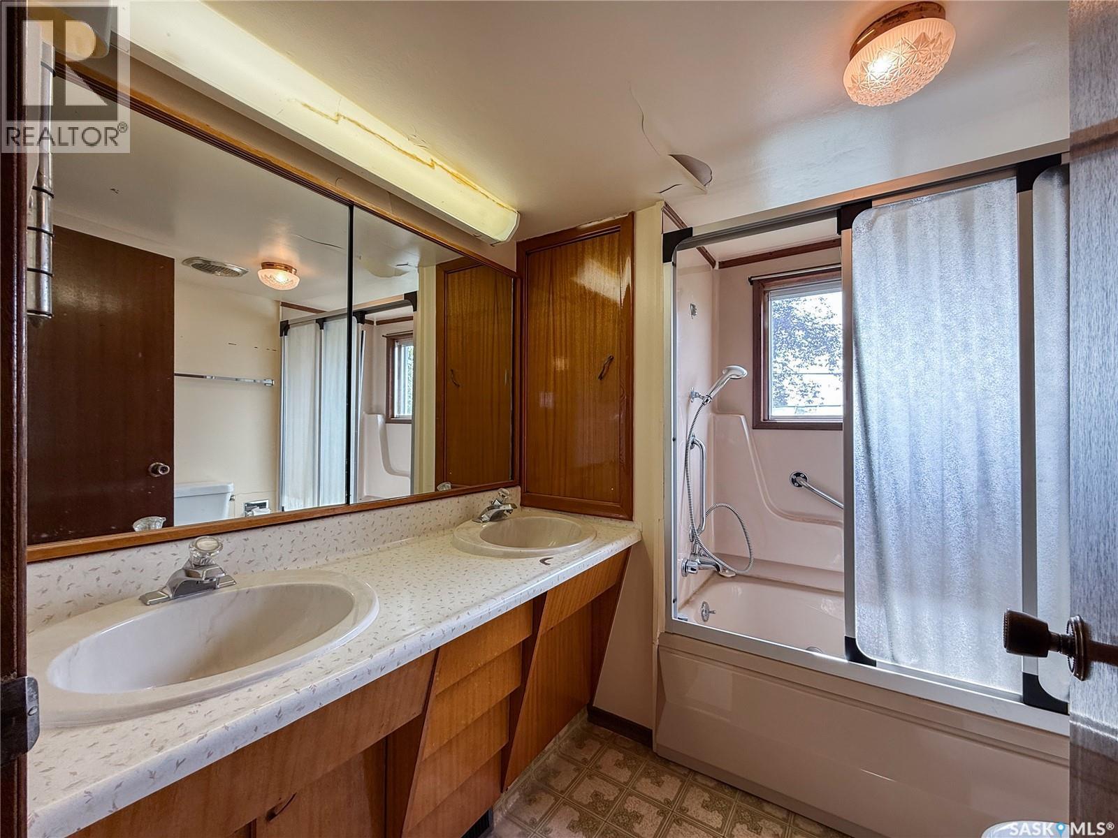 107 Centre Street, Kincaid, SK - Indoor Photo Showing Bathroom