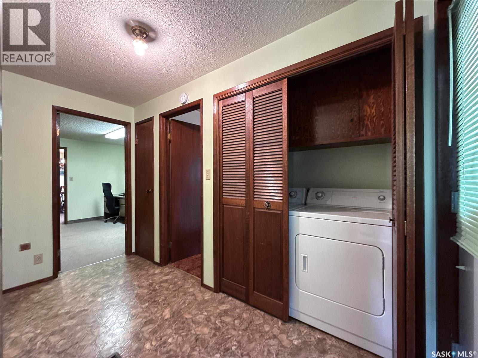107 Centre Street, Kincaid, SK - Indoor Photo Showing Laundry Room