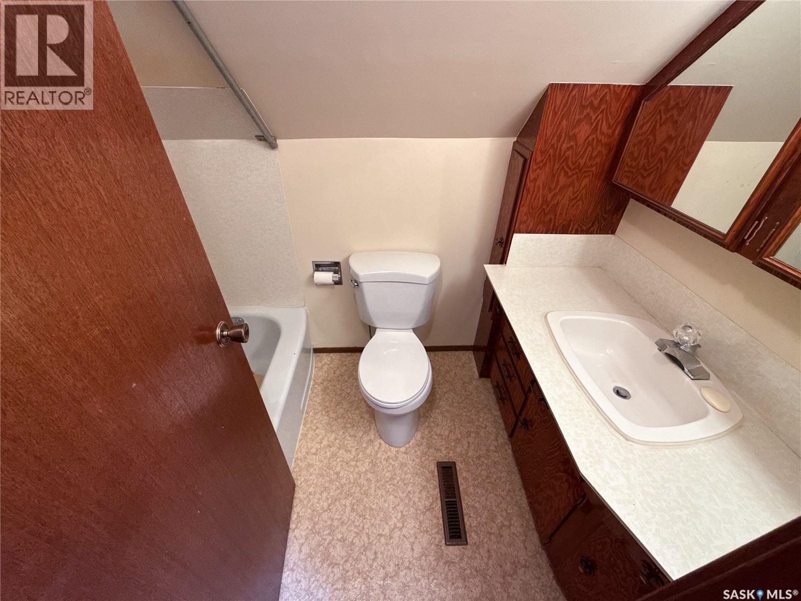 107 Centre Street, Kincaid, SK - Indoor Photo Showing Bathroom