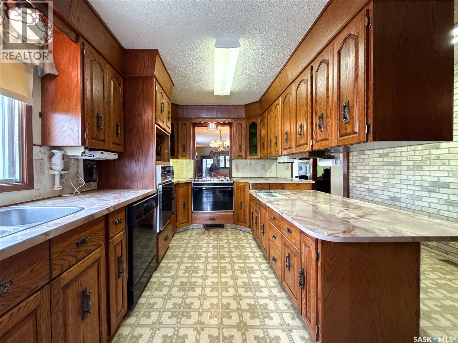 107 Centre Street, Kincaid, SK - Indoor Photo Showing Kitchen