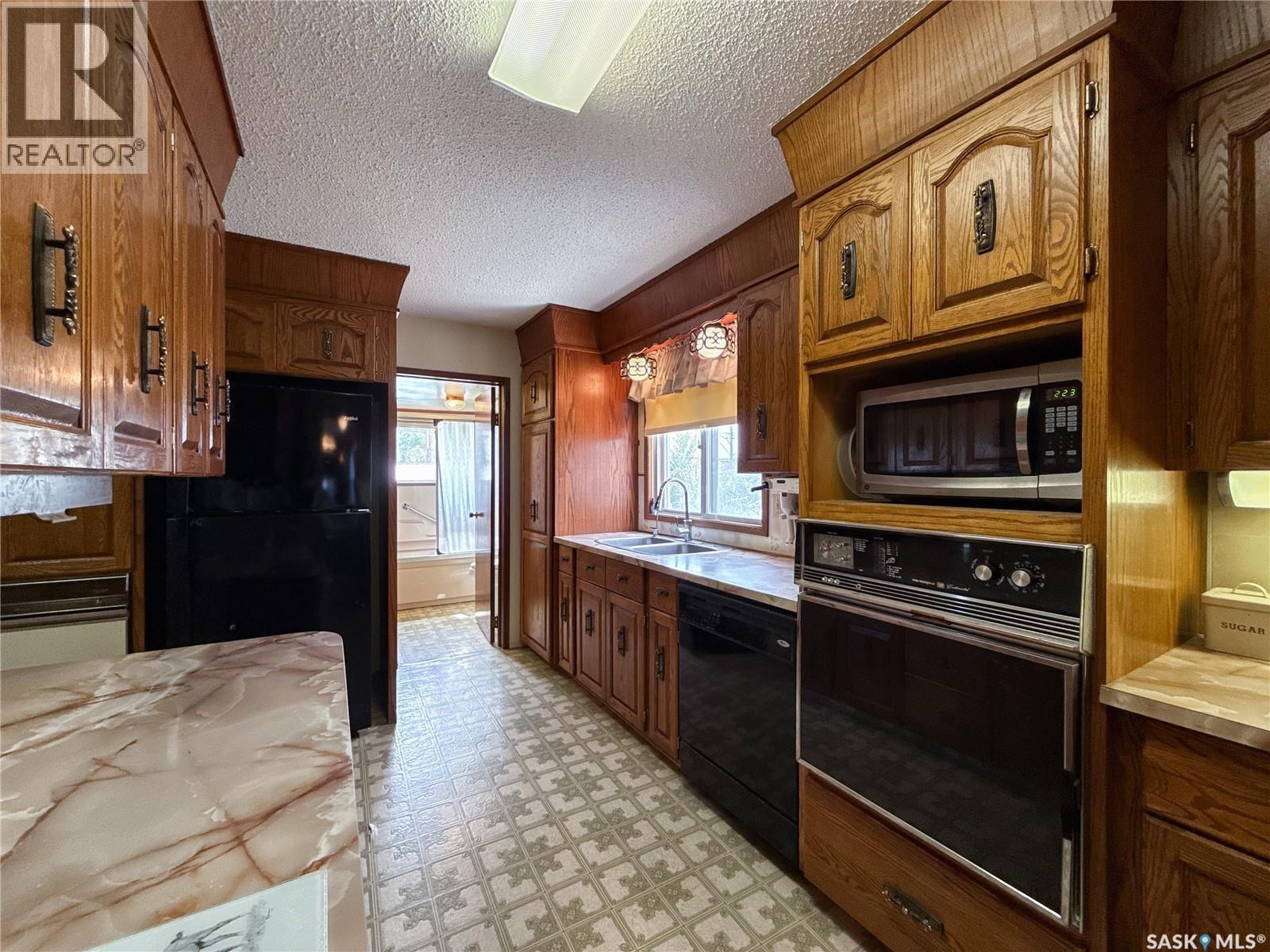 107 Centre Street, Kincaid, SK - Indoor Photo Showing Kitchen