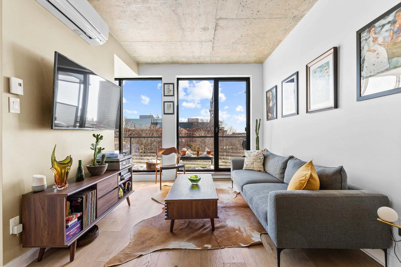 Living room - 605-1575 Rue Gareau, Montréal (Ville-Marie), QC - Indoor Photo Showing Living Room