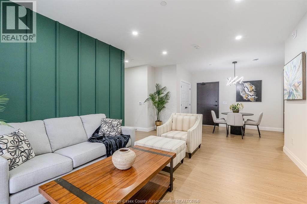 705 Grand Marais Unit# 204, Windsor, ON - Indoor Photo Showing Living Room