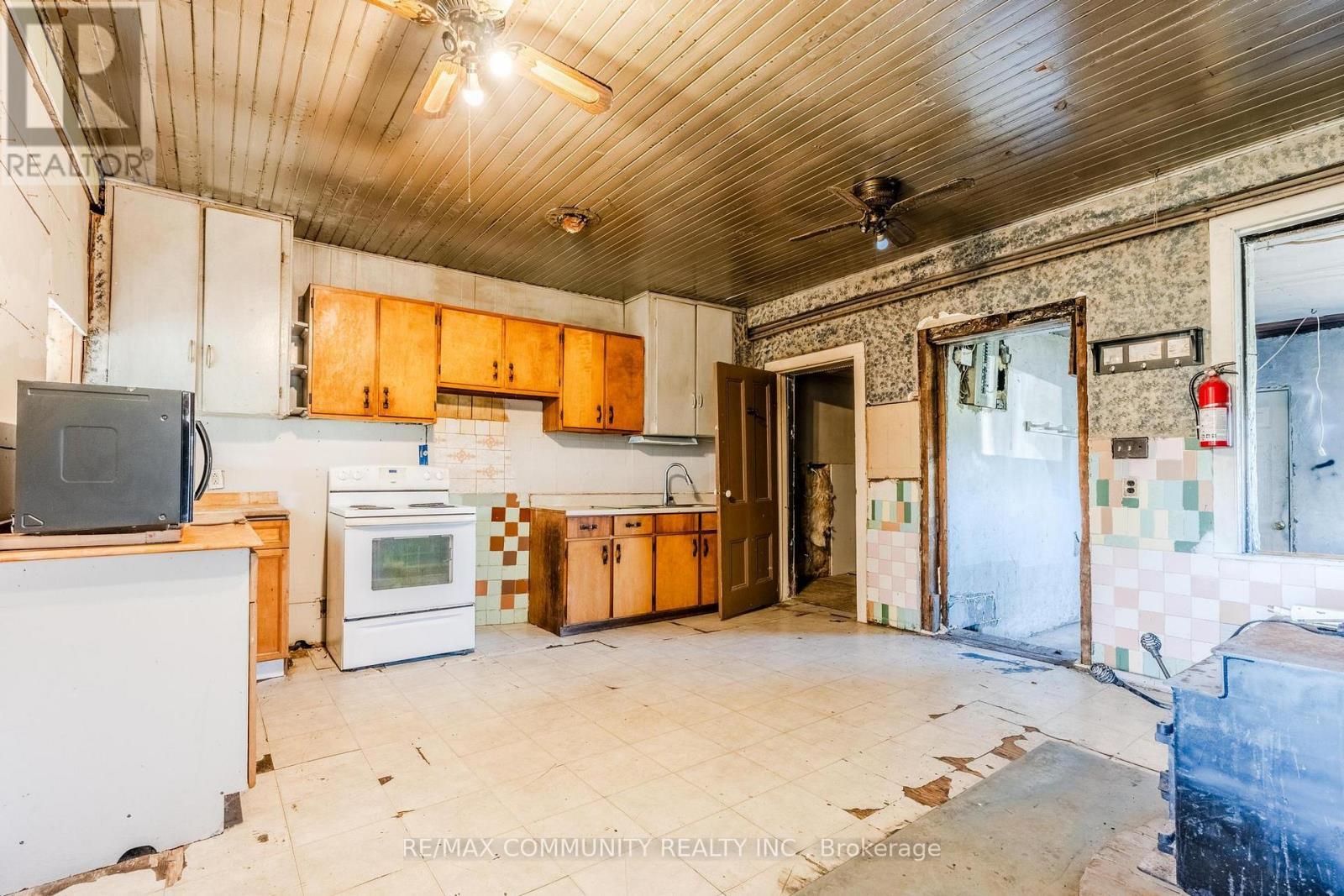 754 Porter Road, Kawartha Lakes, ON - Indoor Photo Showing Kitchen