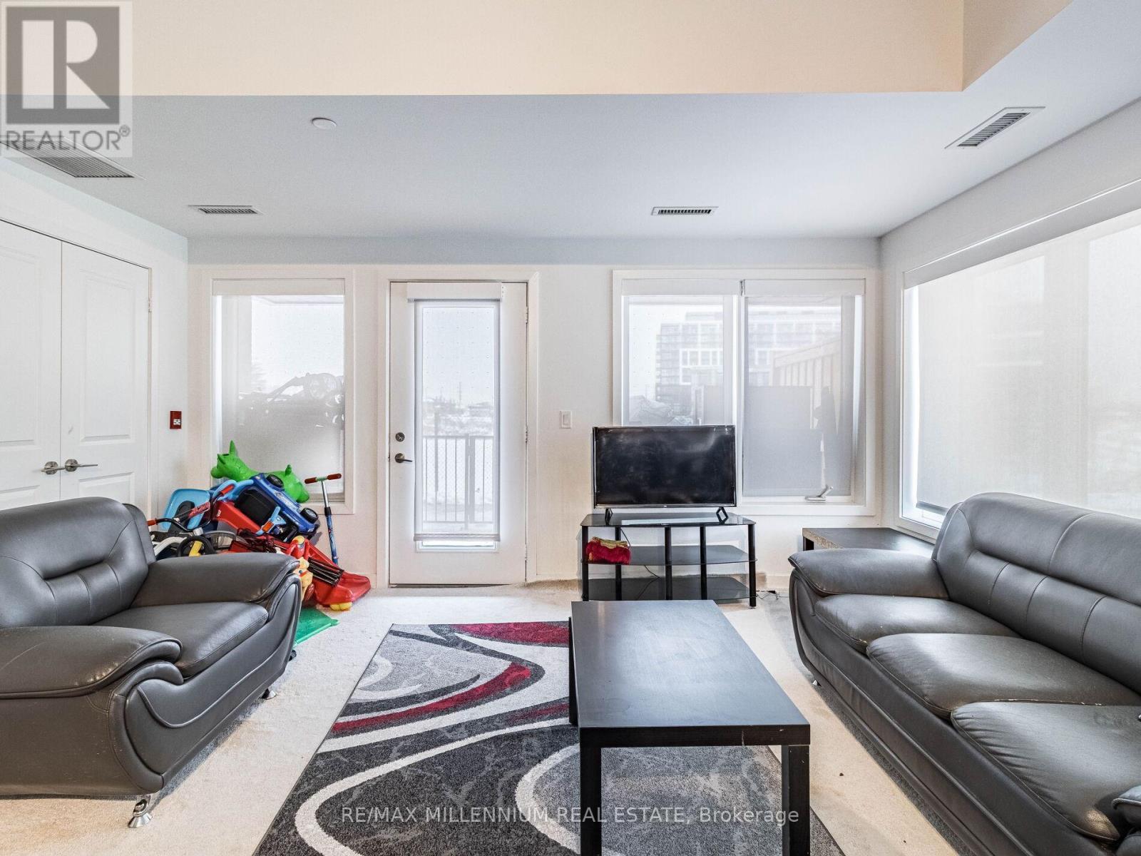116 - 155 Downsview Park Boulevard, Toronto, ON - Indoor Photo Showing Living Room