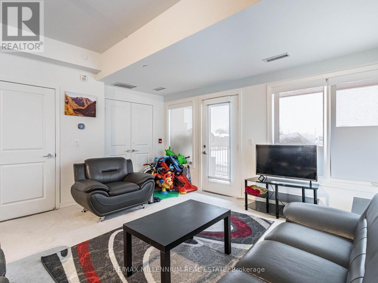 116 - 155 Downsview Park Boulevard, Toronto, ON - Indoor Photo Showing Living Room