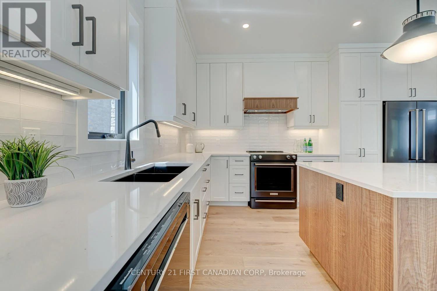 Lot 19 Linkway Boulevard, London South (South A), ON - Indoor Photo Showing Kitchen With Double Sink With Upgraded Kitchen