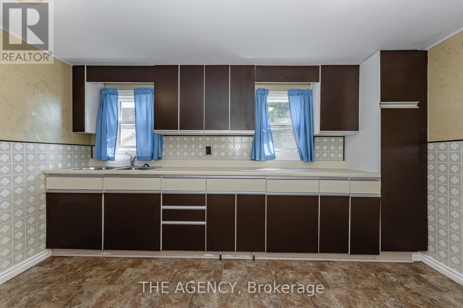 217 Mitchell Street, Port Colborne (East Village), ON - Indoor Photo Showing Kitchen With Double Sink