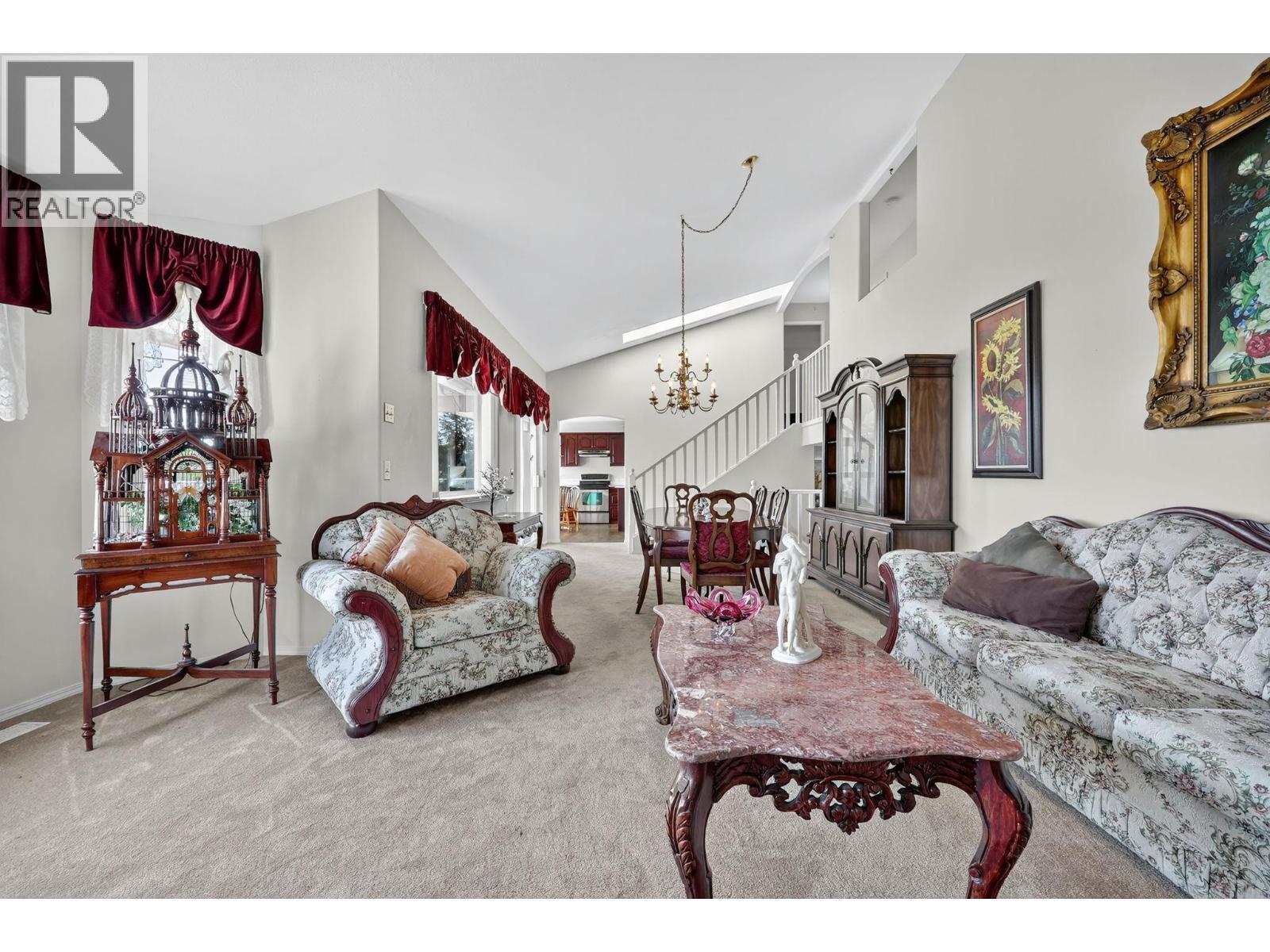 5220 Sutherland Road, Peachland, BC - Indoor Photo Showing Living Room