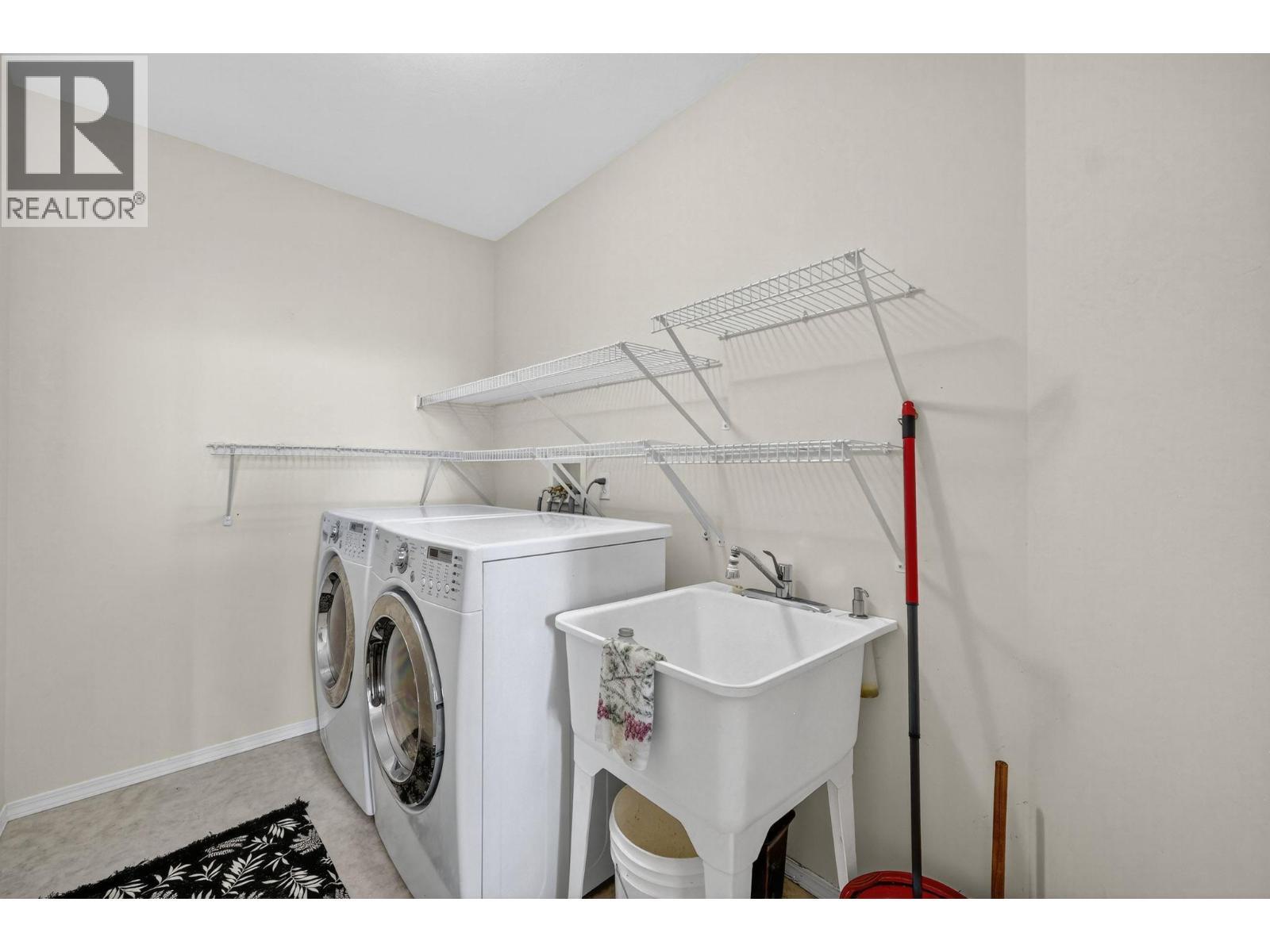 5220 Sutherland Road, Peachland, BC - Indoor Photo Showing Laundry Room