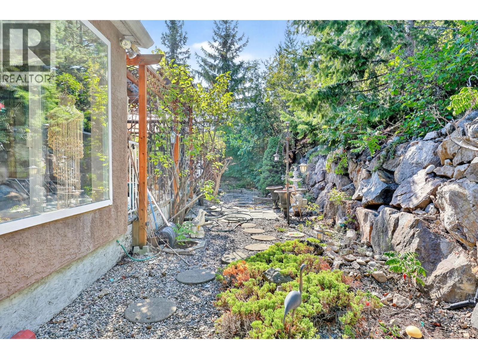 5220 Sutherland Road, Peachland, BC - Outdoor