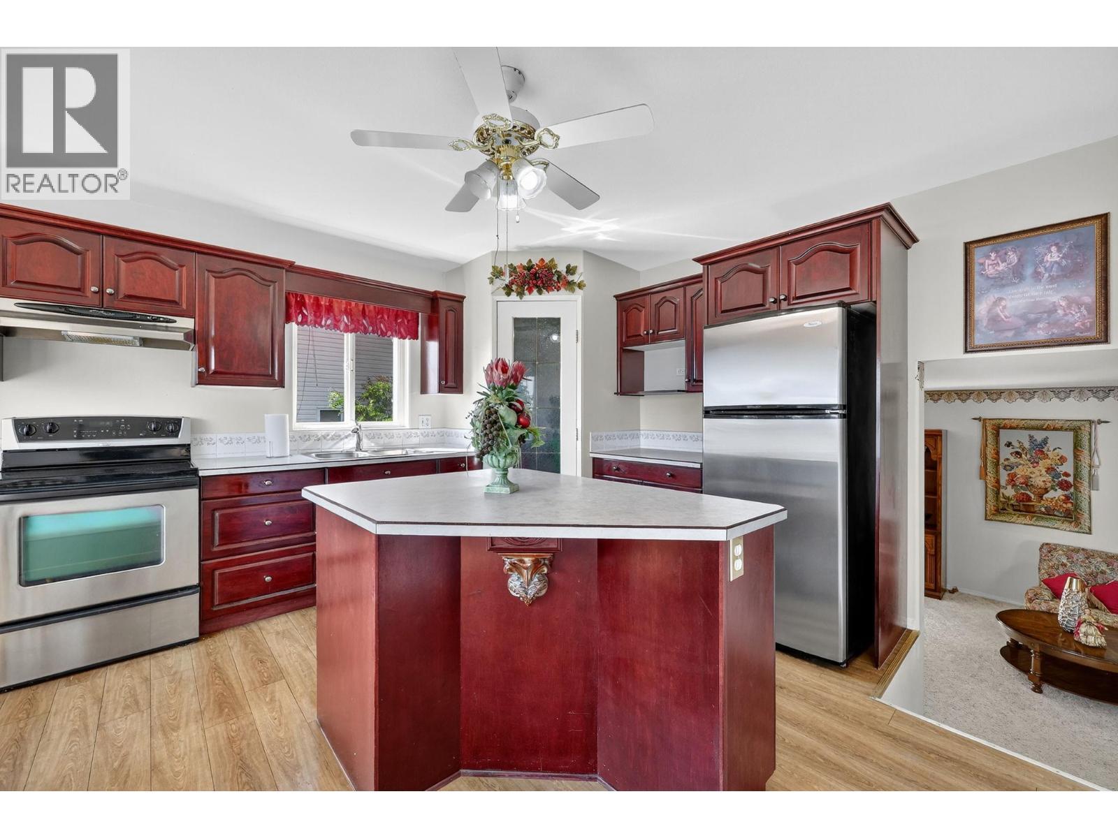 5220 Sutherland Road, Peachland, BC - Indoor Photo Showing Kitchen