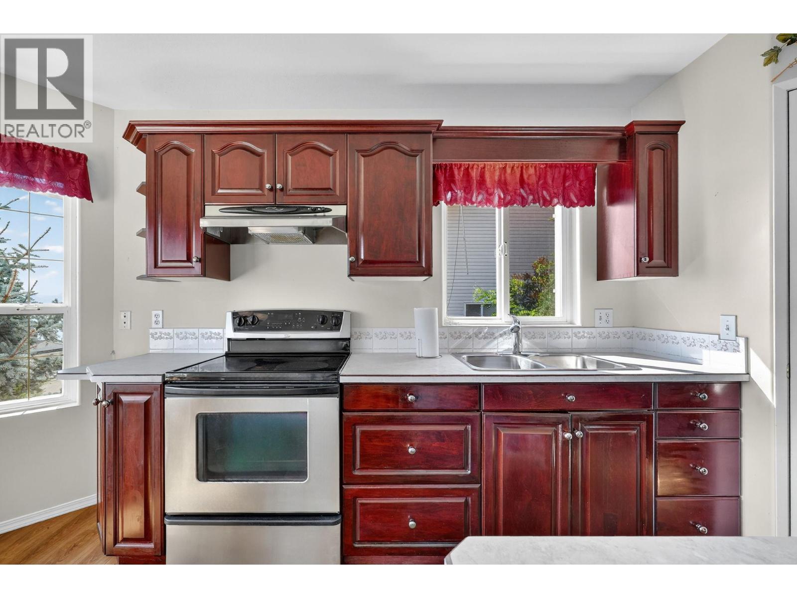 5220 Sutherland Road, Peachland, BC - Indoor Photo Showing Kitchen