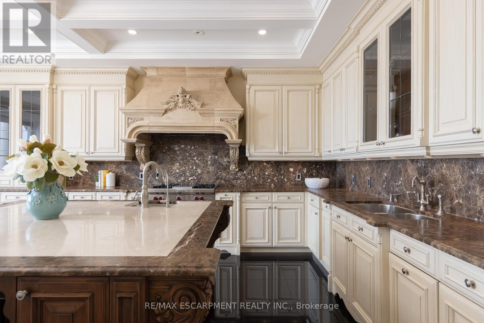 1092 Argyle Drive, Oakville, ON - Indoor Photo Showing Kitchen With Double Sink With Upgraded Kitchen