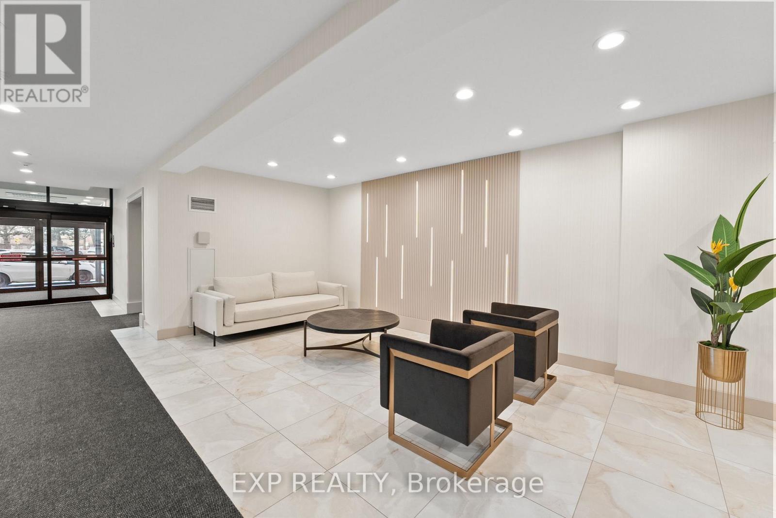 521 - 32 Clarissa Drive, Richmond Hill, ON - Indoor Photo Showing Other Room