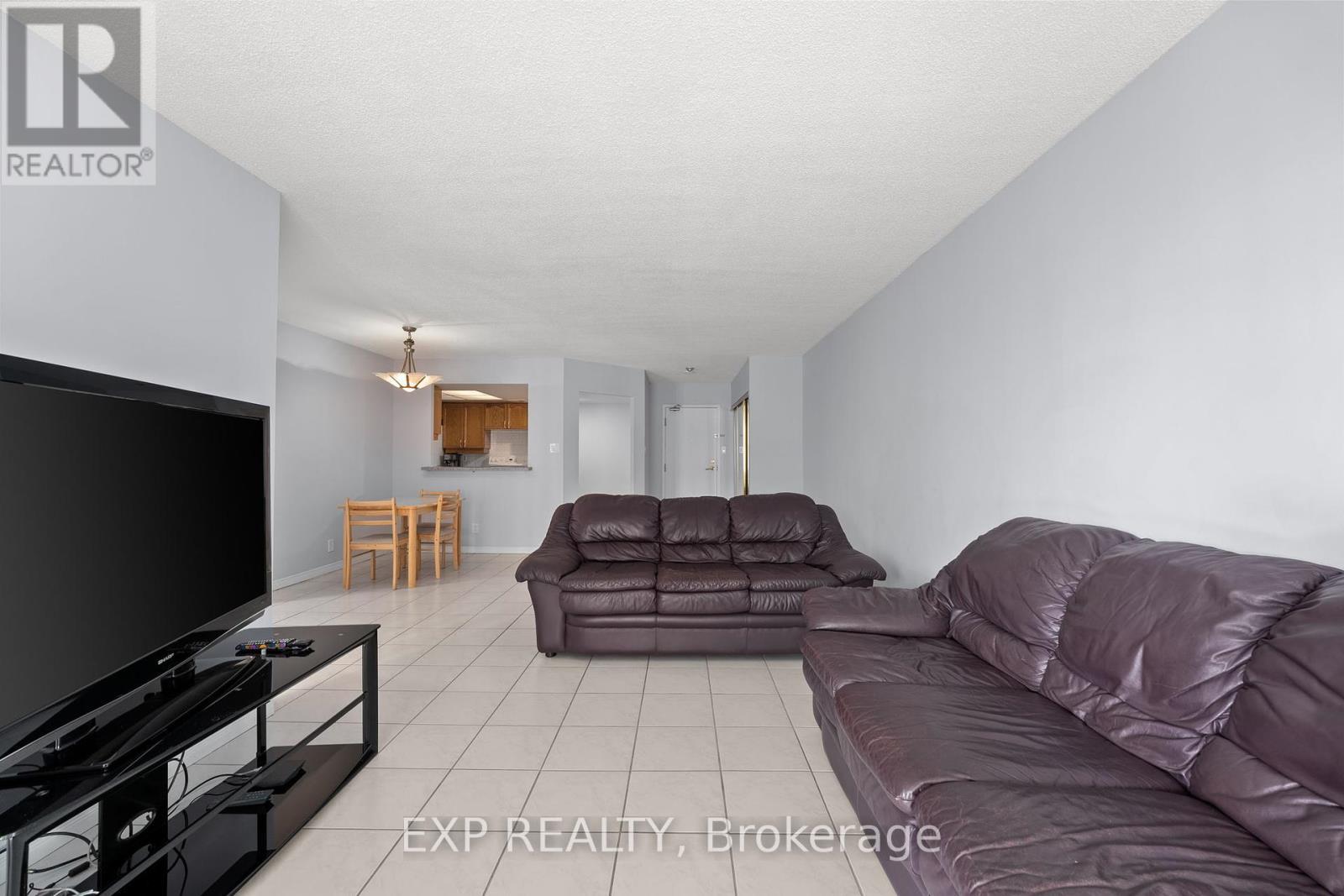 521 - 32 Clarissa Drive, Richmond Hill, ON - Indoor Photo Showing Living Room