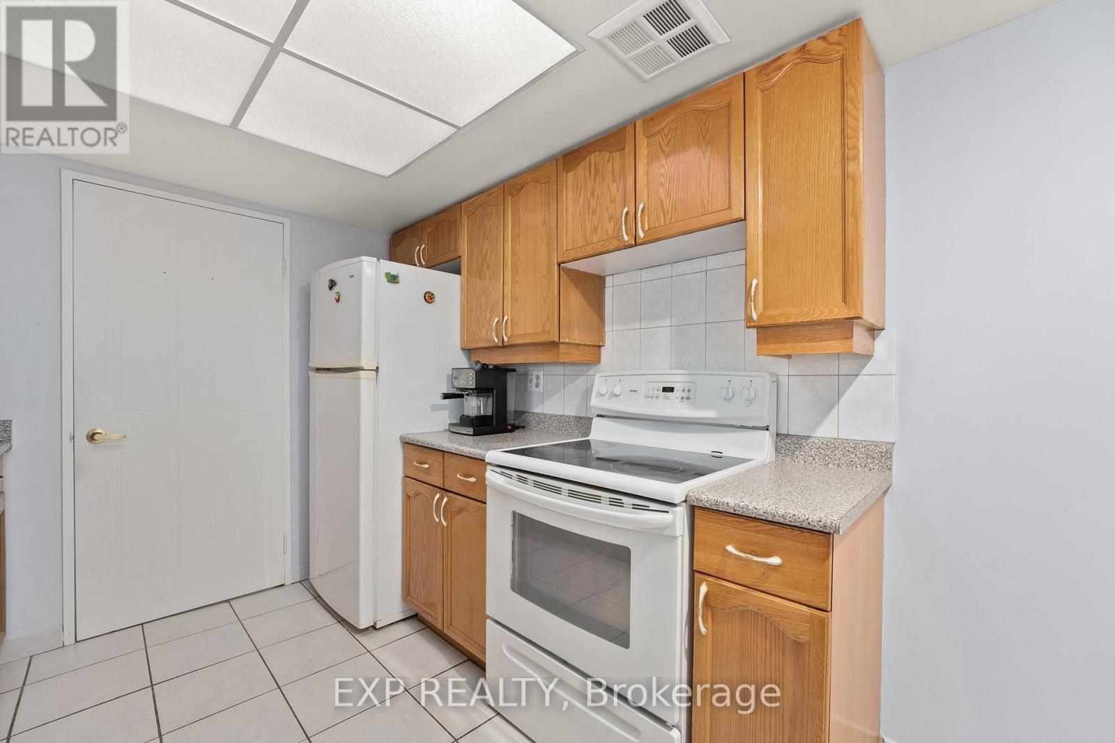 521 - 32 Clarissa Drive, Richmond Hill, ON - Indoor Photo Showing Kitchen