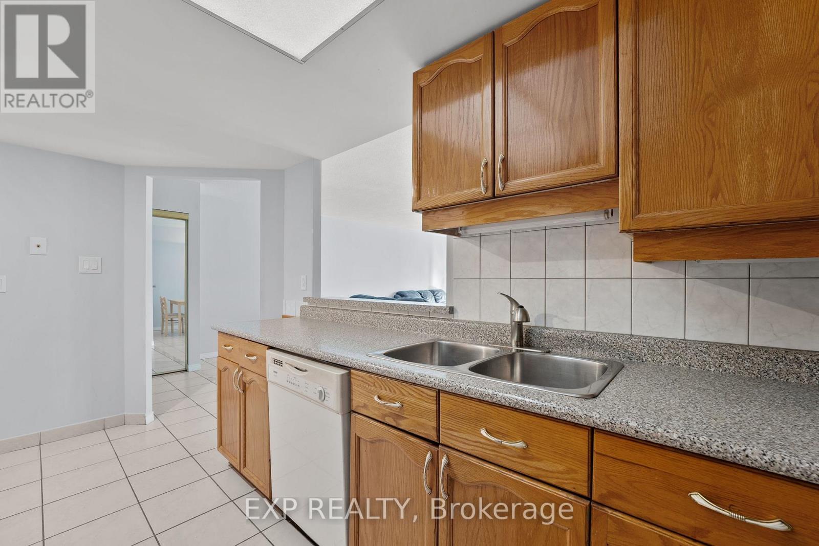 521 - 32 Clarissa Drive, Richmond Hill, ON - Indoor Photo Showing Kitchen With Double Sink