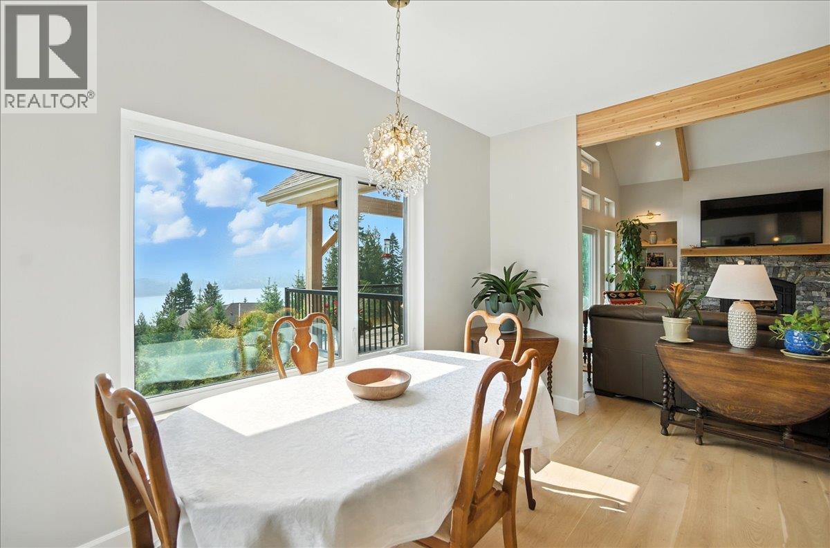 320 Mountain View Drive, Nelson, BC - Indoor Photo Showing Dining Room
