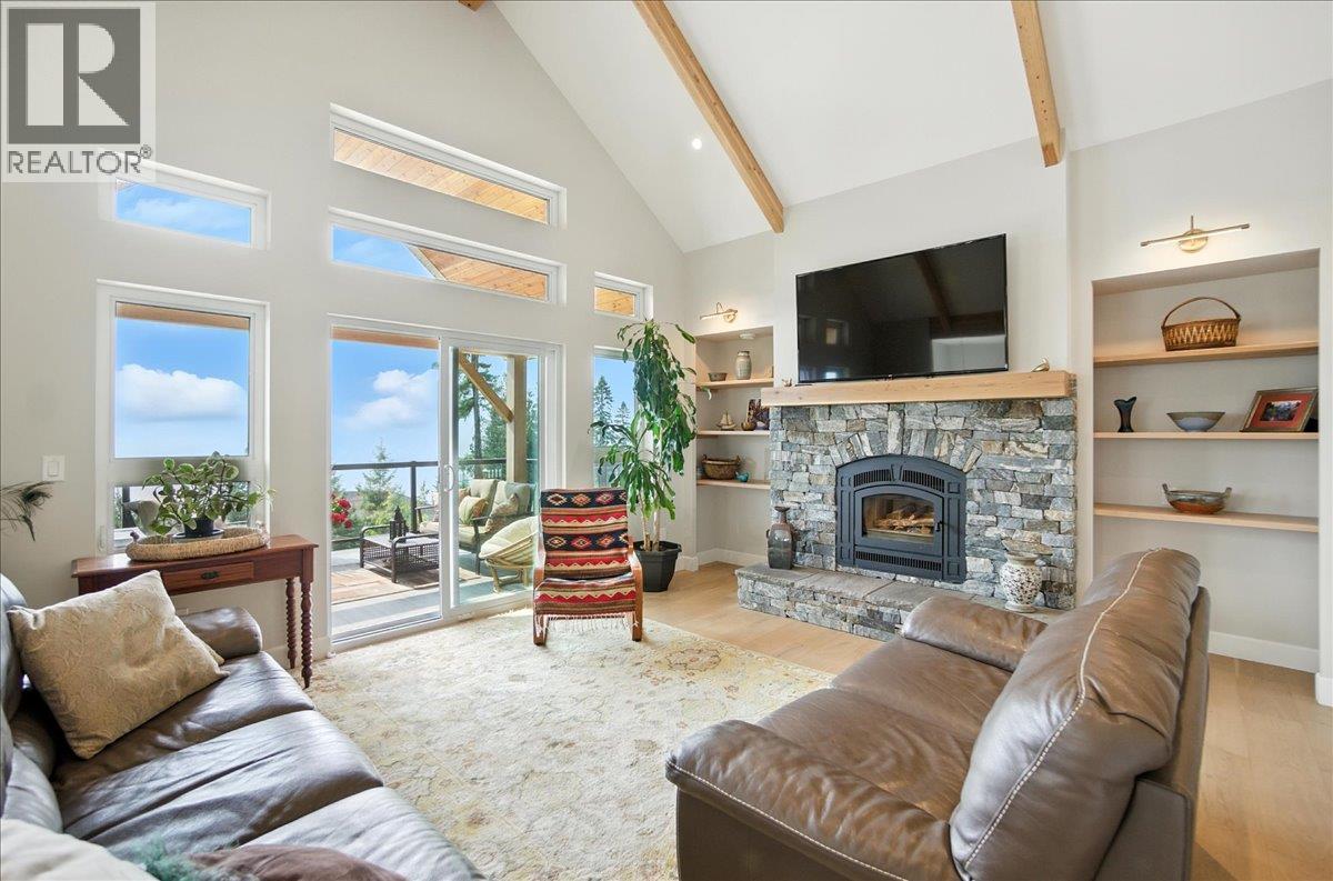 320 Mountain View Drive, Nelson, BC - Indoor Photo Showing Living Room With Fireplace