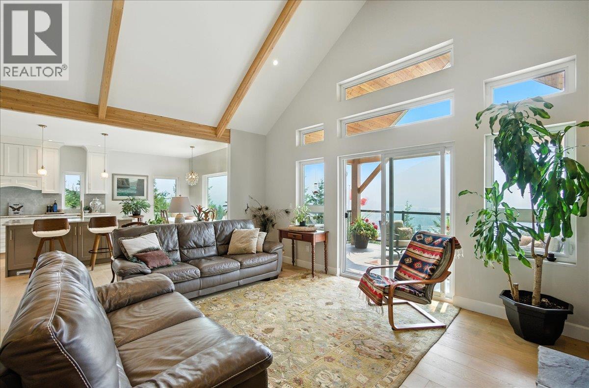 320 Mountain View Drive, Nelson, BC - Indoor Photo Showing Living Room