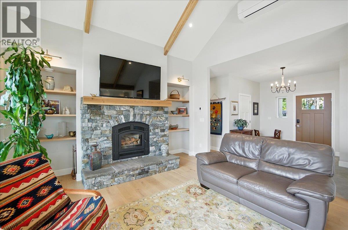 320 Mountain View Drive, Nelson, BC - Indoor Photo Showing Living Room With Fireplace