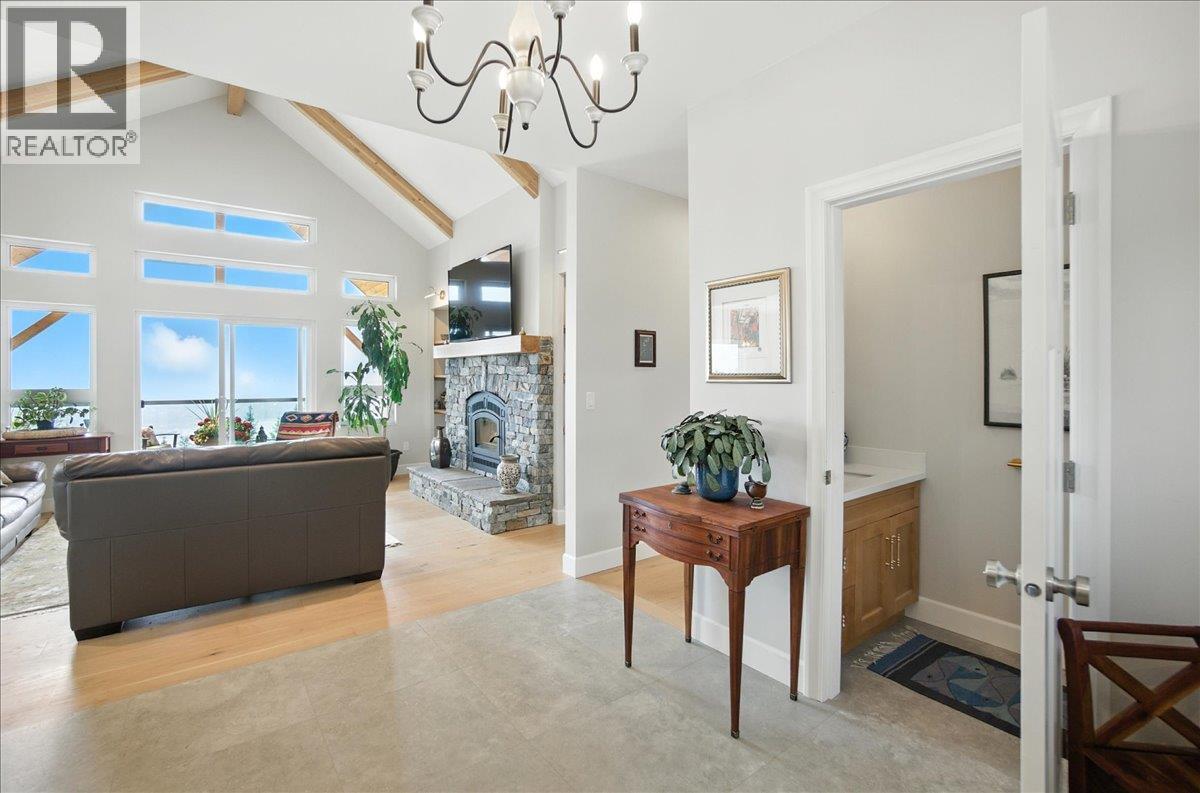 320 Mountain View Drive, Nelson, BC - Indoor